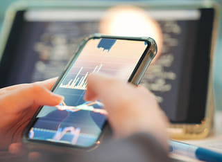 Investitore che controlla il procedimento trasparente di prelievo e di trasferimento dei fondi